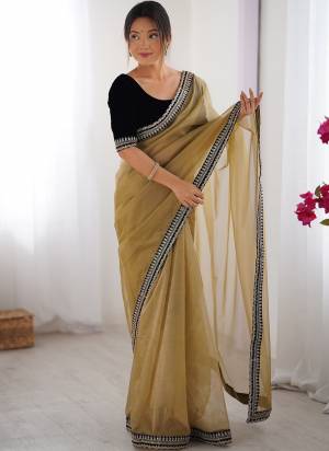 Garb These Party Wear Saree in Fine Colored.These Saree Are Twill Net And Blouse is Velvet Fabricated.Its Beautified With Designer Sequance,Codding Embroidery Work.
