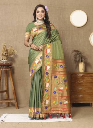 Garb These Party Wear Paithani Saree in Fine Colored.These Saree And Blouse is Fabricated On Paithani Silk.Its Beautified With Weaving Meenakari Paithani Designer.