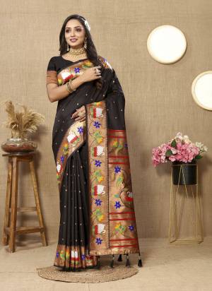 Garb These Party Wear Paithani Saree in Fine Colored.These Saree And Blouse is Fabricated On Paithani Silk.Its Beautified With Weaving Meenakari Paithani Designer.
