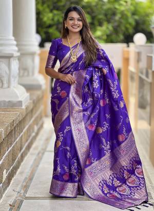 Attrective These Party Wear Saree in Fine Colored.These Saree And Blouse is Fabricated On Banarasi Silk.Its Beautified With Weaving Meenakari Designer.