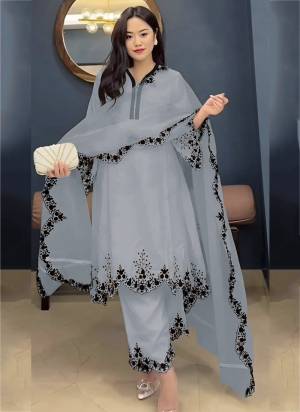 Garb These Party Wear Designer Salwar Suits in Fine Colored Pair With Dupatta.These Top Are Faux Georgette And Dupatta Are Fabricated On Organza Pair With Faux Georgette Bottom.Its Beautified With Designer Embroidery Work.