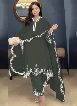 Garb These Party Wear Designer Salwar Suits in Fine Colored Pair With Dupatta.These Top Are Faux Georgette And Dupatta Are Fabricated On Organza Pair With Faux Georgette Bottom.Its Beautified With Designer Embroidery Work.
