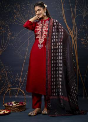 Garb These Beautiful Looking Party Wear Readymade Suits With Dupatta.These Suit is Fabricated On Top Are Cotton Silk Blend And Bottom Are Cotton Silk Blend And Chanderi Dupatta .Its Beautified With Designer Embroidery Work.