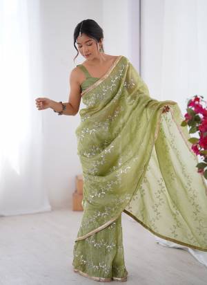 Garb These Party Wear Saree in Fine Colored.These Saree Are Gold Crush And Blouse is Mono Banglori Fabricated.Its Beautified With Designer Beads Moti,Val Zig Zag Striped Sequance Embroidery Work With Codding Lace Border.