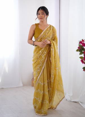 Garb These Party Wear Saree in Fine Colored.These Saree Are Gold Crush And Blouse is Mono Banglori Fabricated.Its Beautified With Designer Beads Moti,Val Zig Zag Striped Sequance Embroidery Work With Codding Lace Border.
