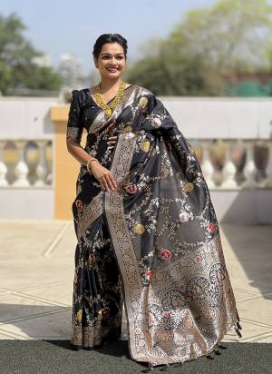 Attrective These Party Wear Saree in Fine Colored.These Saree And Blouse is Fabricated On Banarasi Silk.Its Beautified With Weaving Meenakari Designer.