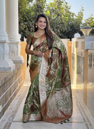 Attrective These Party Wear Saree in Fine Colored.These Saree And Blouse is Fabricated On Banarasi Silk.Its Beautified With Weaving Meenakari Designer.