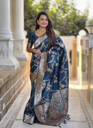 Attrective These Party Wear Saree in Fine Colored.These Saree And Blouse is Fabricated On Banarasi Silk.Its Beautified With Weaving Meenakari Designer.