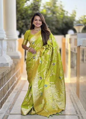 Attrective These Party Wear Saree in Fine Colored.These Saree And Blouse is Fabricated On Banarasi Silk.Its Beautified With Weaving Meenakari Designer.