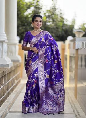 Attrective These Party Wear Saree in Fine Colored.These Saree And Blouse is Fabricated On Banarasi Silk.Its Beautified With Weaving Meenakari Designer.