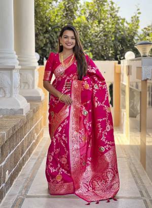 Attrective These Party Wear Saree in Fine Colored.These Saree And Blouse is Fabricated On Banarasi Silk.Its Beautified With Weaving Meenakari Designer.