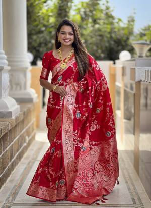 Attrective These Party Wear Saree in Fine Colored.These Saree And Blouse is Fabricated On Banarasi Silk.Its Beautified With Weaving Meenakari Designer.