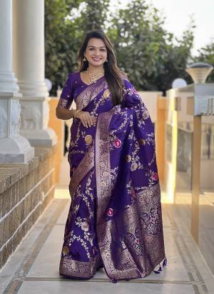 Attrective These Party Wear Saree in Fine Colored.These Saree And Blouse is Fabricated On Banarasi Silk.Its Beautified With Weaving Meenakari Designer.