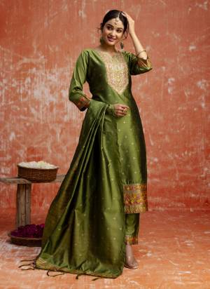 Attractive These Beautiful Party Wear Readymade Suits With Dupatta.These Suit is Fabricated On Top And Bottom Are Cotton Silk Blend And Jacquard Silk Dupatta .Its Beautified With Designer Embroidery Work.