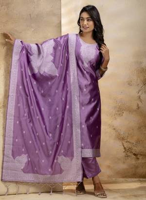 Garb These Beautiful Party Wear Readymade Suits With Dupatta.These Suit is Fabricated On Top And Bottom Are Cotton Blend And Banarasi Silk Dupatta .Its Beautified With Weaving Jacquard Designer.