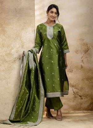 Garb These Beautiful Party Wear Readymade Suits With Dupatta.These Suit is Fabricated On Top And Bottom Are Cotton Blend And Banarasi Silk Dupatta .Its Beautified With Weaving Jacquard Designer.