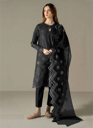 Garb These Designer Suit in Fine Colored Pair With Bottom And Dupatta.These Top Are Cotton And Dupatta Are Fabricated On Organza Pair With Cotton Bottom.Its Beautified With Santoon Inner.Its Beautified With Designer Embroidery Work.