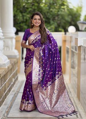 Attrective These Party Wear Saree in Fine Colored.These Saree And Blouse is Fabricated On Banarasi Silk.Its Beautified With Weaving Meenakari Designer.
