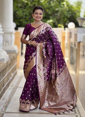 Attrective These Party Wear Saree in Fine Colored.These Saree And Blouse is Fabricated On Banarasi Silk.Its Beautified With Weaving Meenakari Designer.
