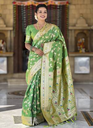 Attrective Looking These Party Wear Saree in Fine Colored.These Saree And Blouse is Fabricated On Soft Banarasi Silk.Its Beautified With Weaving Jacquard Designer.