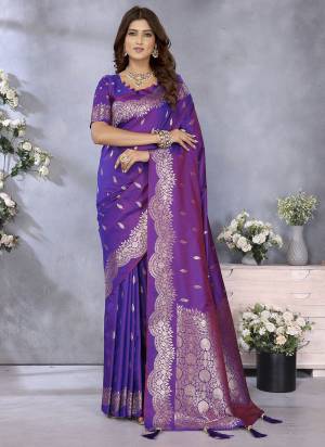 Looking These Festive Wear Saree in Fine Colored.These Saree And Blouse is Fabricated On Banarasi Silk.Its Beautified With Weaving Jacquard Jari Designer.