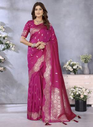 Looking These Festive Wear Saree in Fine Colored.These Saree And Blouse is Fabricated On Banarasi Silk.Its Beautified With Weaving Jacquard Jari Designer.