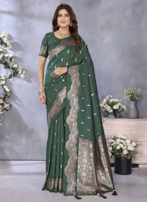 Looking These Festive Wear Saree in Fine Colored.These Saree And Blouse is Fabricated On Banarasi Silk.Its Beautified With Weaving Jacquard Jari Designer.