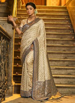 Garb These Party Wear Saree in Fine Colored.These Saree And Blouse is Fabricated On Banarasi Silk.Its Beautified With Weavon Jacquard Designer.