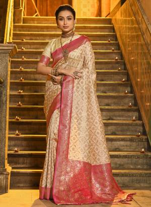 Garb These Party Wear Saree in Fine Colored.These Saree And Blouse is Fabricated On Banarasi Silk.Its Beautified With Weavon Jacquard Designer.