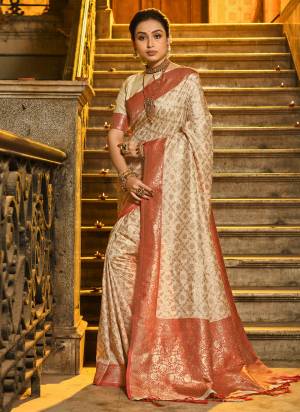 Garb These Party Wear Saree in Fine Colored.These Saree And Blouse is Fabricated On Banarasi Silk.Its Beautified With Weavon Jacquard Designer.