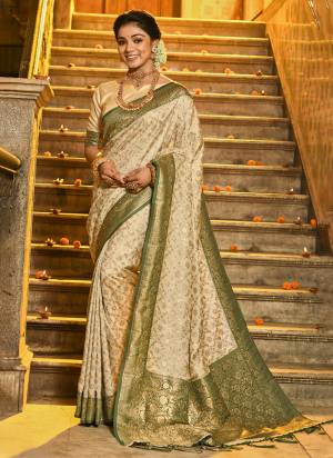Garb These Party Wear Saree in Fine Colored.These Saree And Blouse is Fabricated On Banarasi Silk.Its Beautified With Weavon Jacquard Designer.
