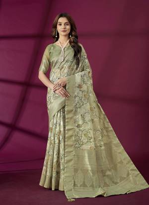 Attrective Look These Party Wear Saree in Fine Colored.These Saree And Blouse is Fabricated On Rich Silk.Its Beautified With Wevon Jacquard Designer,Printed.