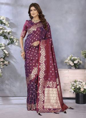 Garb These Festive Wear Saree in Fine Colored.These Saree And Blouse is Fabricated On Banarasi Silk.Its Beautified With Weaving Jacquard Gala Jari Designer.