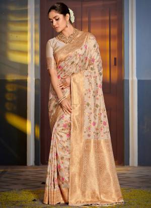 Garb These Party Wear Saree in Fine Colored.These Saree And Blouse is Fabricated On Banarasi Silk.Its Beautified With Weavon Jacquard Designer.