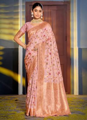 Garb These Party Wear Saree in Fine Colored.These Saree And Blouse is Fabricated On Banarasi Silk.Its Beautified With Weavon Jacquard Designer.