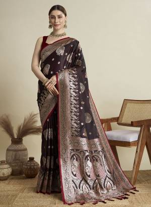 Looking This Party Wear Two Tone Saree Paired With Blouse.This Saree And Blouse Are Satin Silk Fabric With Wevon Jari Designer. Buy This Pretty Saree Now.