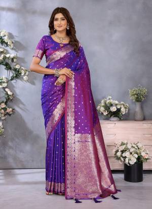 Looking These Festive Wear Saree in Fine Colored.These Saree And Blouse is Fabricated On Banarasi Silk.Its Beautified With Weaving Jacquard Jari Goli Designer.