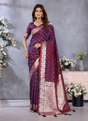 Looking These Festive Wear Saree in Fine Colored.These Saree And Blouse is Fabricated On Banarasi Silk.Its Beautified With Weaving Jacquard Jari Goli Designer.