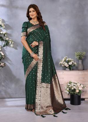 Looking These Festive Wear Saree in Fine Colored.These Saree And Blouse is Fabricated On Banarasi Silk.Its Beautified With Weaving Jacquard Jari Goli Designer.