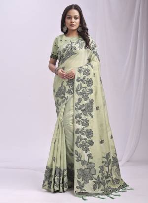 Looking These Fastive Wear Saree in Fine Colored.These Saree And Blouse is Fabricated On Linen Cotton.Its Beautified With Weavon Thread Designer.