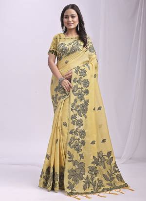 Looking These Fastive Wear Saree in Fine Colored.These Saree And Blouse is Fabricated On Linen Cotton.Its Beautified With Weavon Thread Designer.