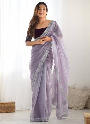 Attrctive Looking These Party Wear Saree in Fine Colored.These Saree Are Twill Net And Blouse is Velvet Fabricated.Its Beautified With Designer Rich Gold Jari,Sequance Embroidery Work.