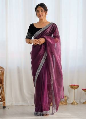 Attrctive Looking These Party Wear Saree in Fine Colored.These Saree Are Twill Net And Blouse is Velvet Fabricated.Its Beautified With Designer Rich Gold Jari,Sequance Embroidery Work.
