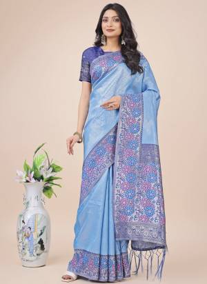 Garb These Fastive Wear Saree in Fine Colored.These Saree And Blouse is Fabricated On Lichi Silk.Its Beautified With Weavon Thread Designer.
