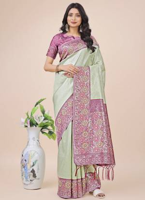 Garb These Fastive Wear Saree in Fine Colored.These Saree And Blouse is Fabricated On Lichi Silk.Its Beautified With Weavon Thread Designer.