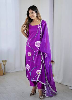 Garb These Suit in Fine Colored Pair With Bottom And Dupatta.These Top And Bottom Are Fabricated On Viscose French Crepe Pair With Georgette Dupatta.Its Beautified With Designer Floral Printed .