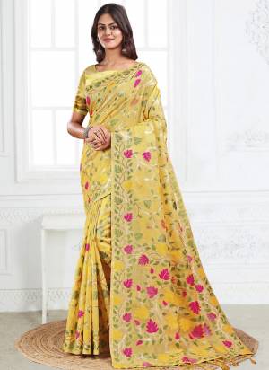 Garb These Fastive And Party Wear Saree in Fine Colored.These Saree And Blouse is Fabricated On Linen Cotton.Its Beautified With Weavon Jacquard Thread Designer.