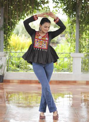Garb These Beautiful Looking Readymade Short Kurti.These Kurti is Fabricated On Roman Silk.Its Beautified With Designer Kutchi Gamthi Work.