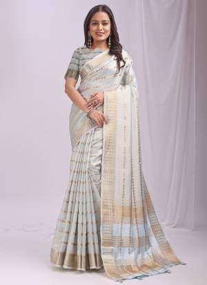 Garb These Fastive And Party Wear Saree in Fine Colored.These Saree And Blouse is Fabricated On Organza.Its Beautified With Wevon Designer.