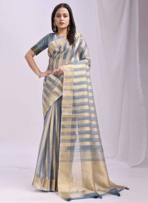 Looking These Fastive And Party Wear Saree in Fine Colored.These Saree And Blouse is Fabricated On Organza.Its Beautified With Weavon Patta Designer.